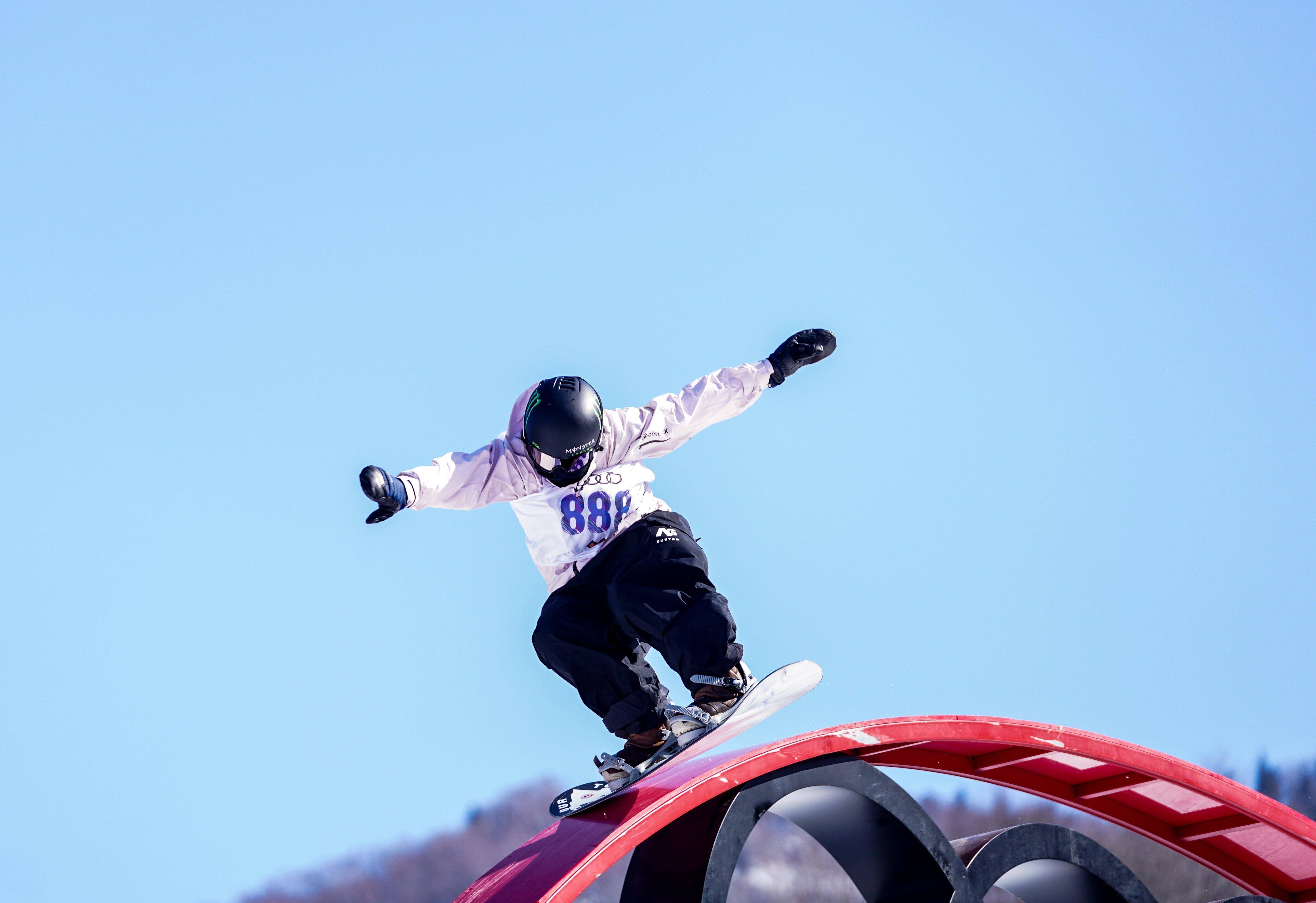 瑞士滑雪女将夺冠，勇夺单板滑雪冠军